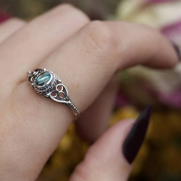 Anello con design in filigrana con conchiglia arcobaleno
