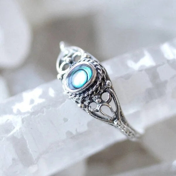 Anello con design in filigrana con conchiglia arcobaleno