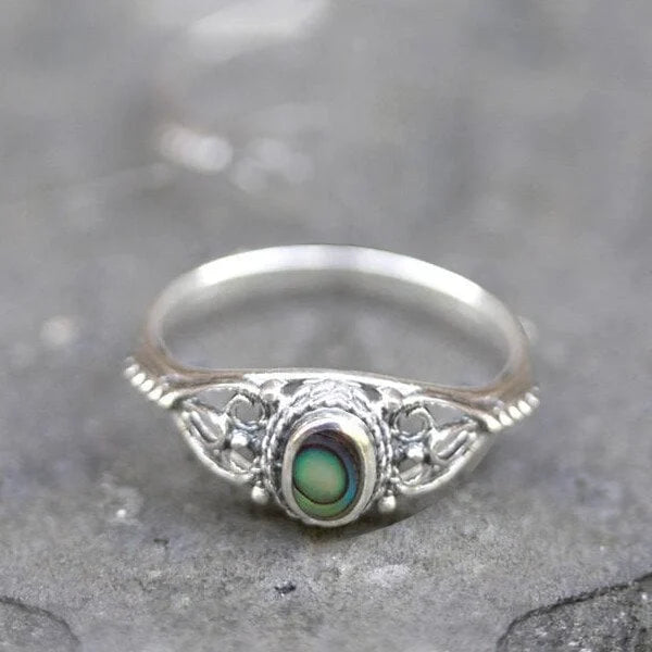 Anello con design in filigrana con conchiglia arcobaleno