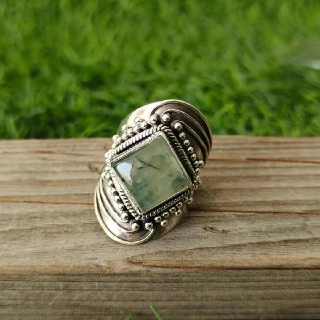 Anello di lusso con taglio smeraldo