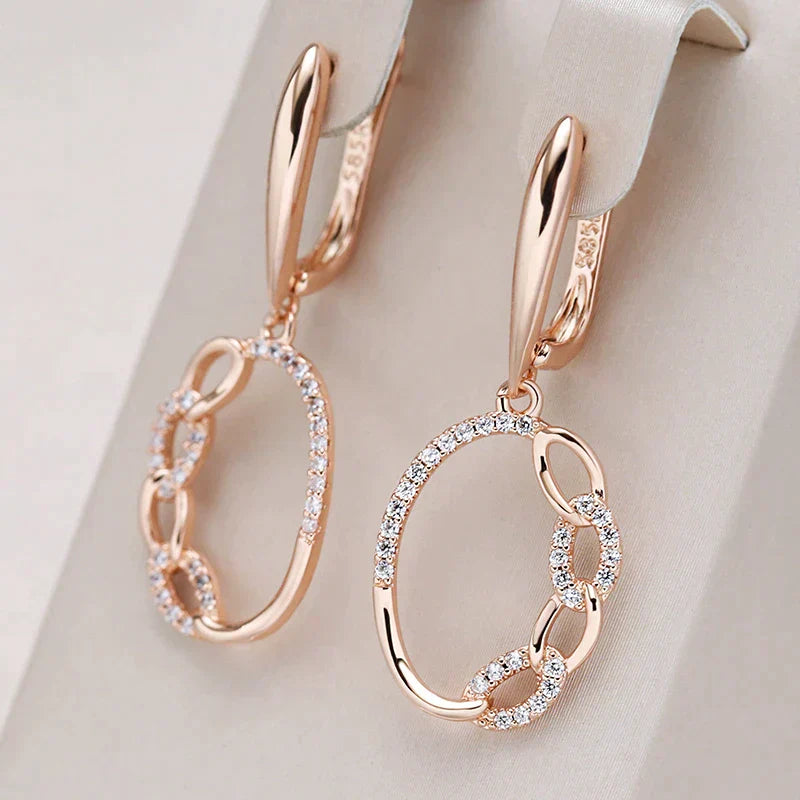 Anello elegante con zirconi dorati