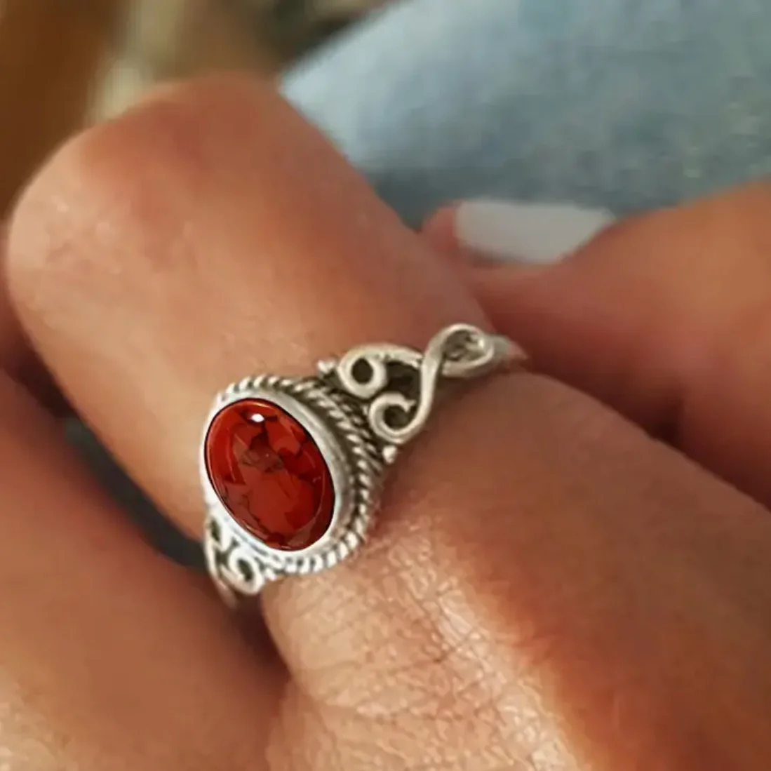 Anello vintage con pietra rossa