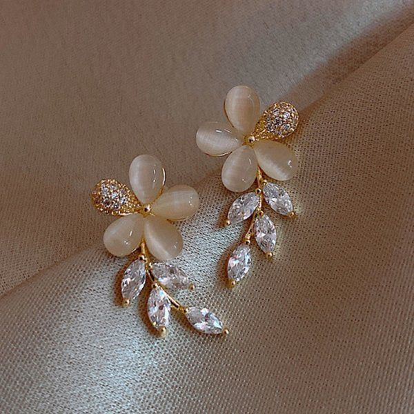 Eleganti orecchini pendenti con fiori