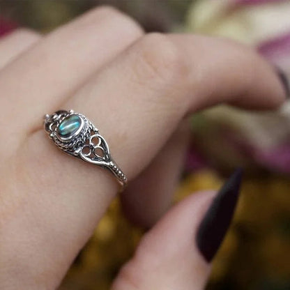 Anello con design in filigrana con conchiglia arcobaleno