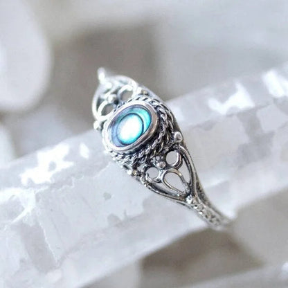 Anello con design in filigrana con conchiglia arcobaleno