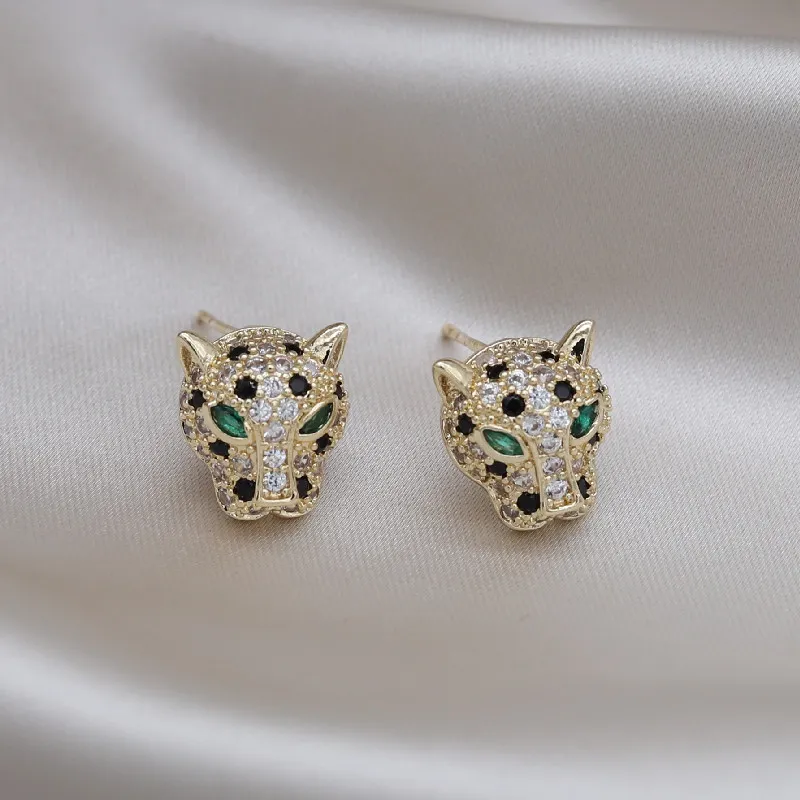Eleganti orecchini leopardati lucenti